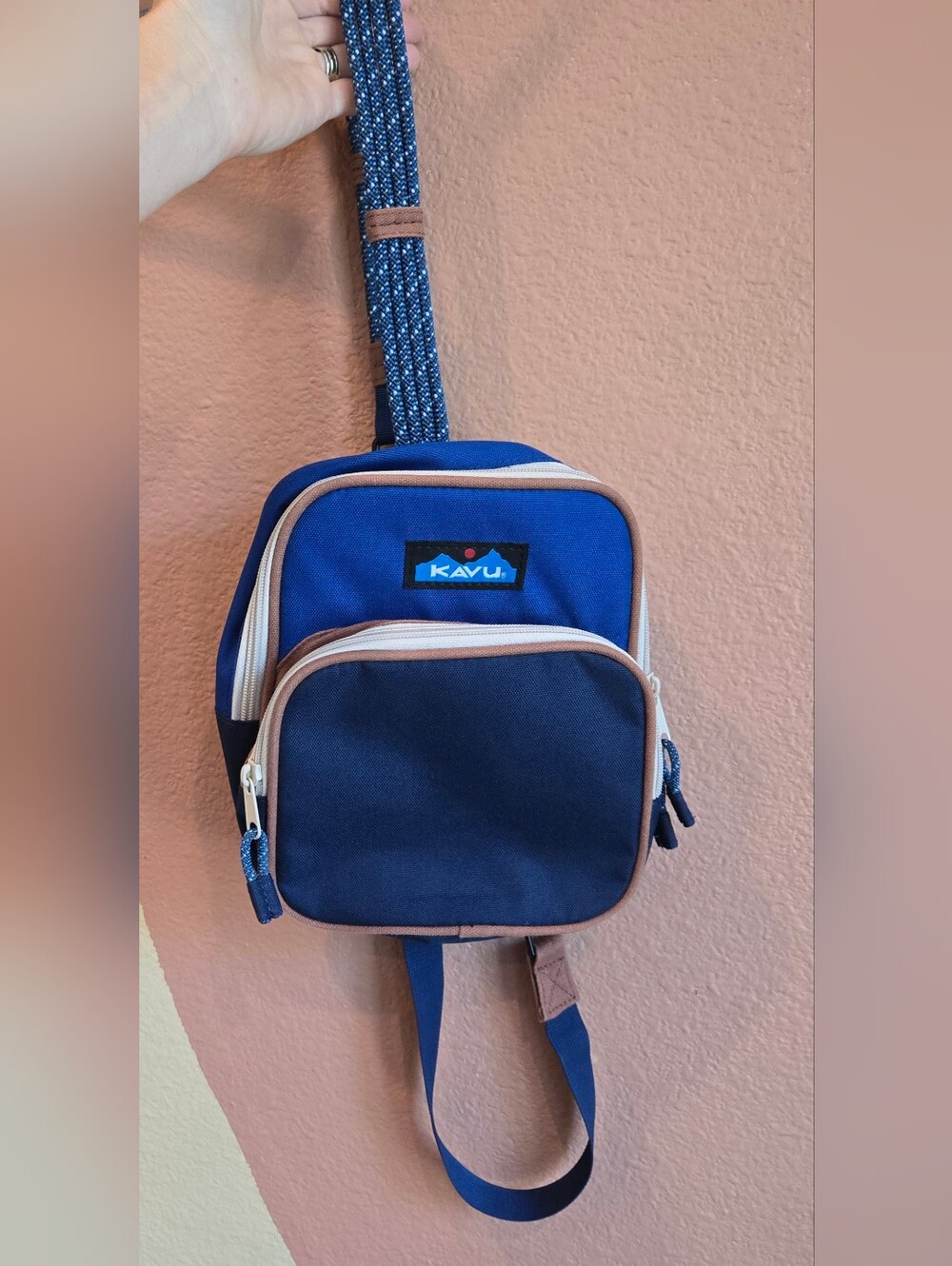 NWOT Kavu Pescadero Sling Bag